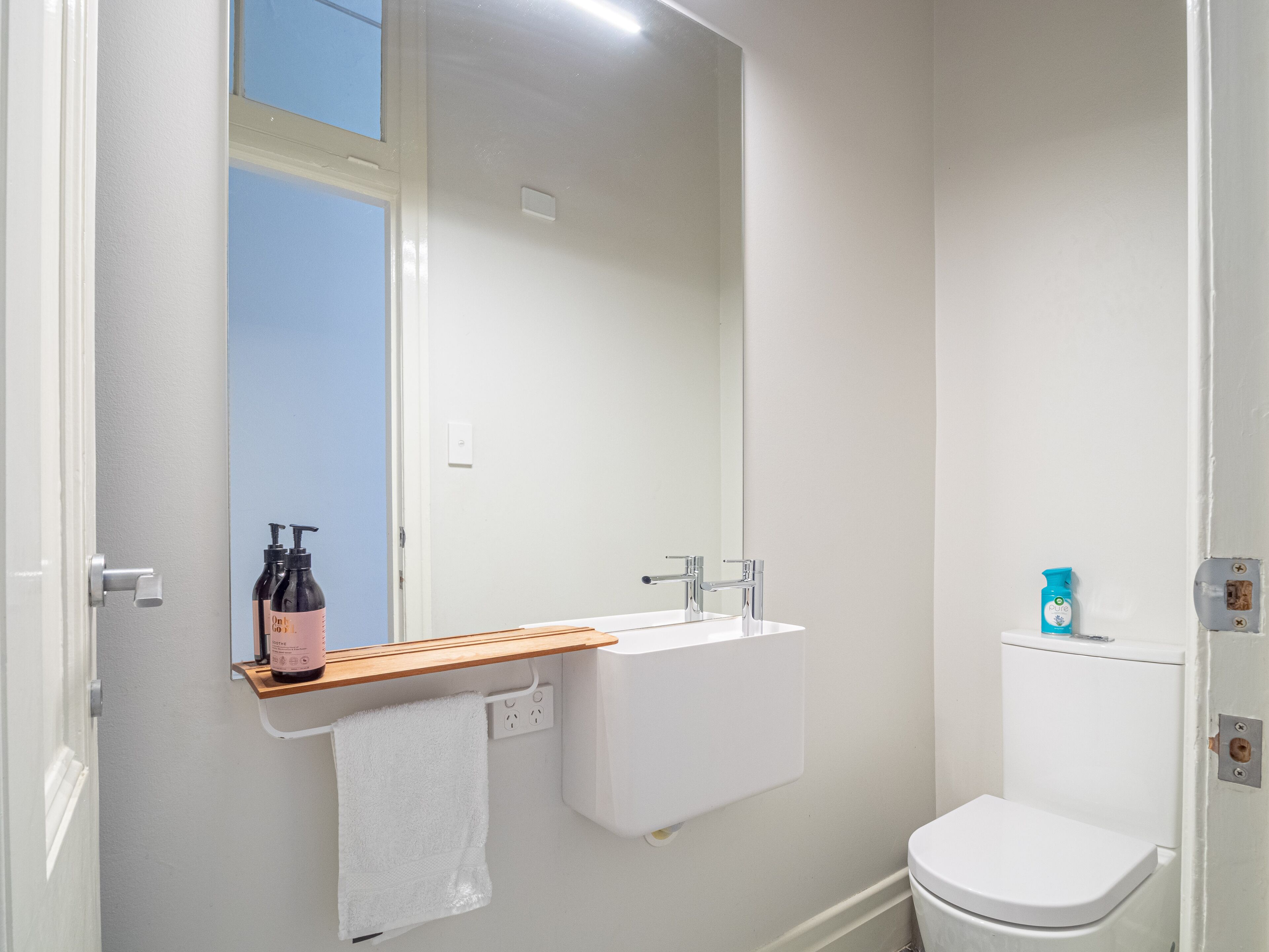 Heaven on Erin - Great MCG Location 4 BR Parking — image 18
