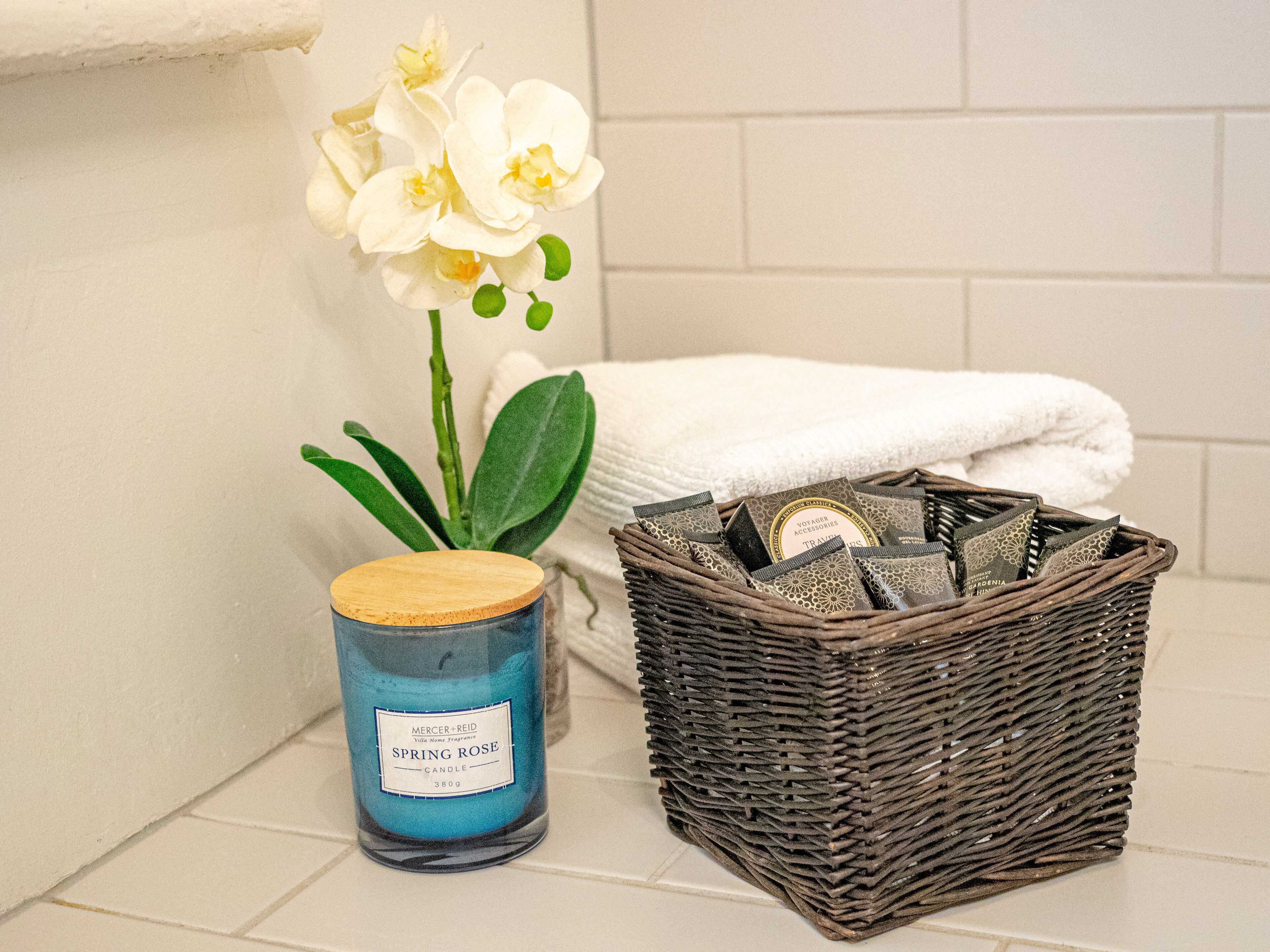Heaven on Erin - Great MCG Location 4 BR Parking — image 16