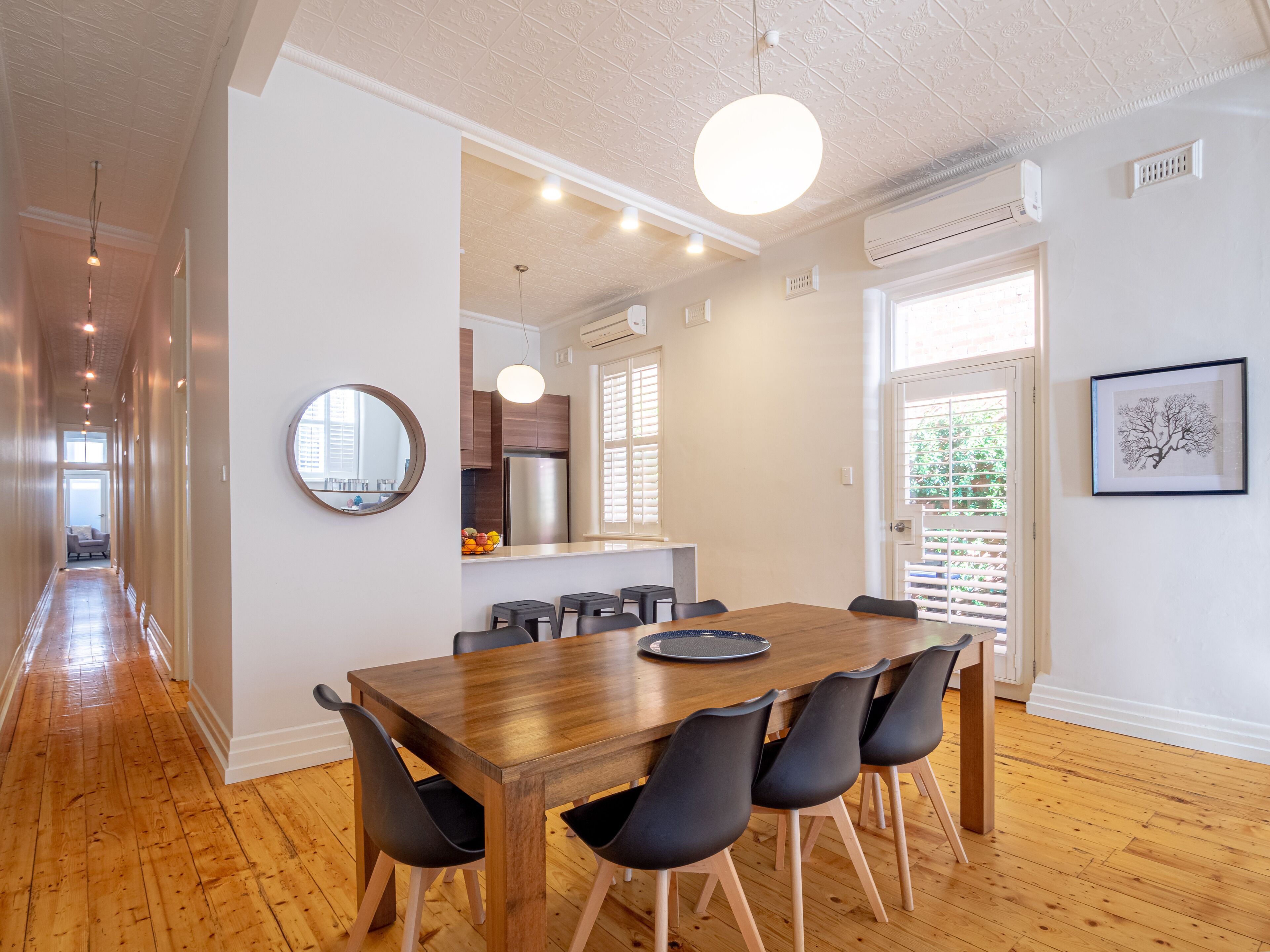 Heaven on Erin - Great MCG Location 4 BR Parking — image 8