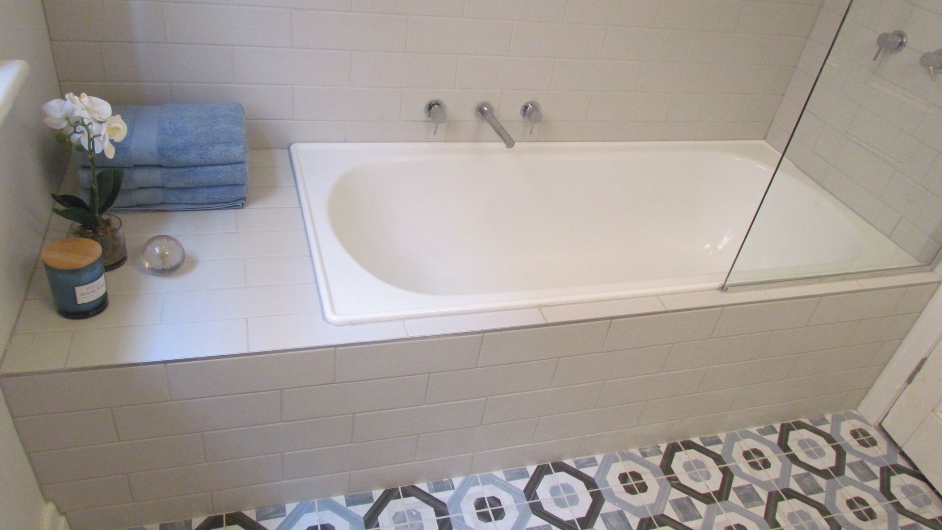 Heaven on Erin - Great MCG Location 4 BR Parking — image 17