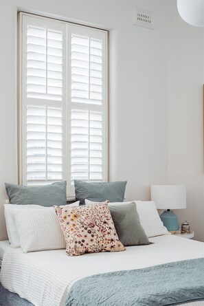 4 habitaciones, tabla de planchar con plancha y cuna de viaje