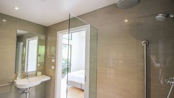 Shower, jetted bath, hair dryer, towels