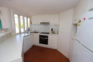 KĂŒhlschrank, Mikrowelle, Ofen, Herdplatte