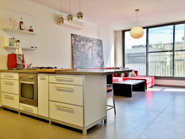 Réfrigérateur, four à micro-ondes, un four, surface de cuisson