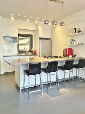 Réfrigérateur, four à micro-ondes, un four, surface de cuisson