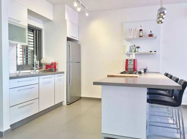 Kühlschrank, Mikrowelle, Ofen, Herdplatte