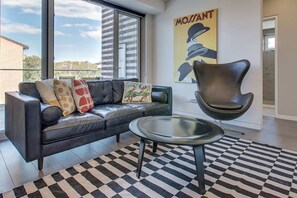 TV, Netflix, DVD player, streaming services - Professional living minutes from the city (Cremorne)