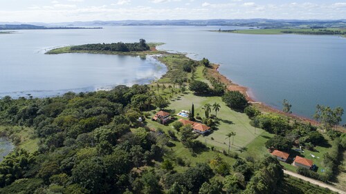 Cottage dans le barrage de Chavantes, avec plage, piscine, rampe de mise à l'eau, île