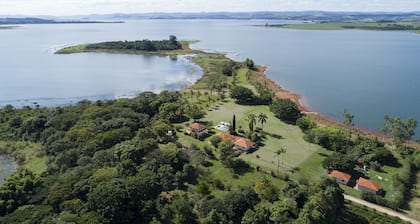 Cottage dans le barrage de Chavantes, avec plage, piscine, rampe de mise Ă l'eau, Ăźle