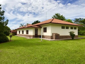 Exterior - Cottage in the Chavantes Dam, w / beach, pool, boat ramp, island (Barão de Antonina)