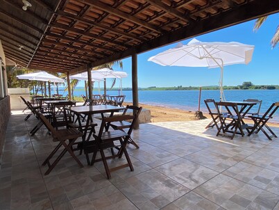 Country house, heated pool, beach, tennis court, barbecue, playground, fishing, pets allowed.