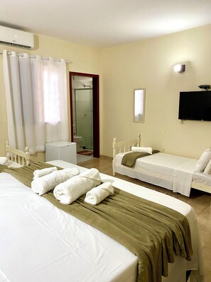 7 bedrooms, desk, iron/ironing board, free WiFi - Country house, heated pool, beach, tennis court, barbecue, playground, fishing, pets allowed. (Barão de Antonina)