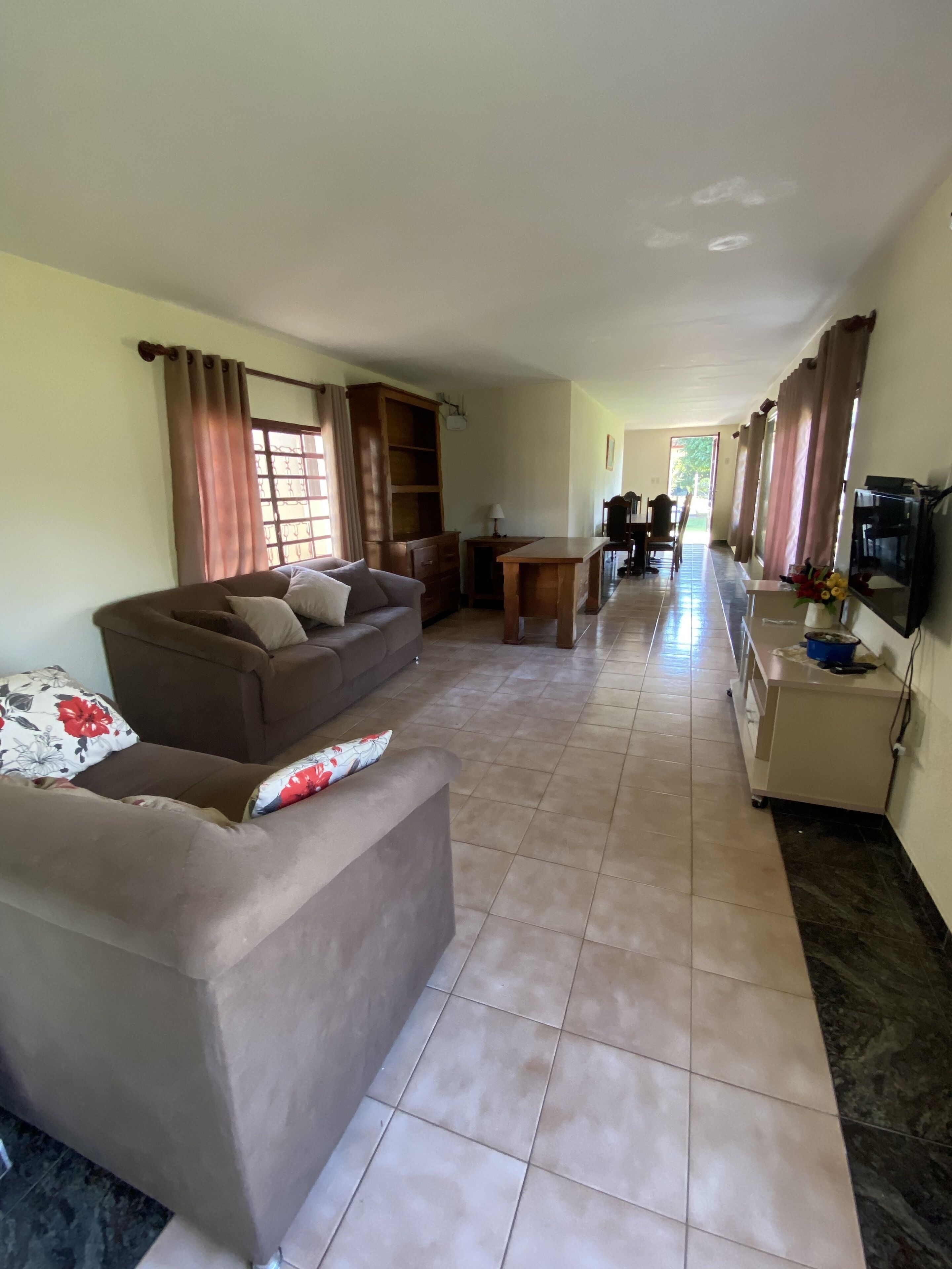 Cottage in the Chavantes Dam, w / beach, pool, boat ramp, island