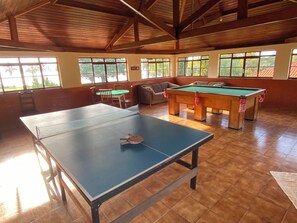 Games room - Country house, heated pool, beach, tennis court, barbecue, playground, fishing, pets allowed. (Barão de Antonina)