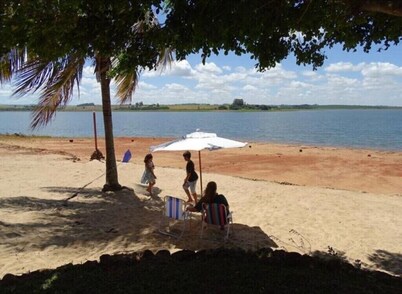 Cottage in the Chavantes Dam, w / beach, pool, boat ramp, island