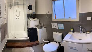 Douche, sĂšche-cheveux, peignoirs, chaussons