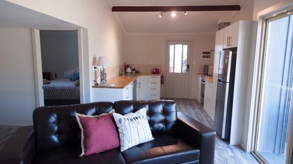 Télévision, lecteur de DVD, livres, vidéothèque