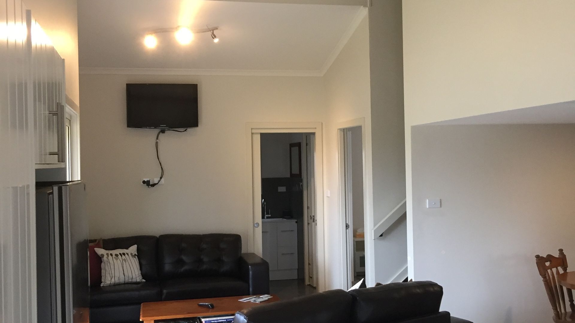 TV, lettore DVD, libri, videoteca