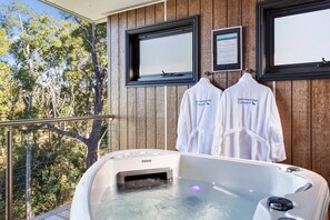 Outdoor spa tub - Tranquillity Studio at Ravensbourne Escape (Ravensbourne)