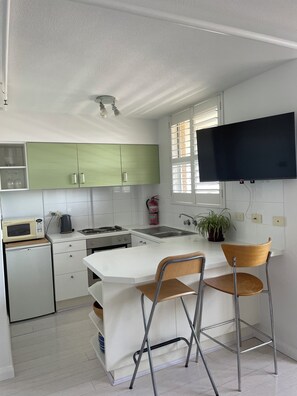 Fridge, microwave, oven, stovetop - bondi beach  studio 8  balcony  rooftop pool, aircon, walk to beach, restaurants (Bondi Beach)