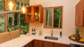 Refrigerador, horno, parrilla de estufa y cafetera y tetera