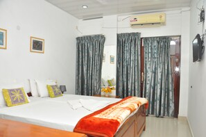 3 bedrooms, in-room safe, iron/ironing board, free WiFi