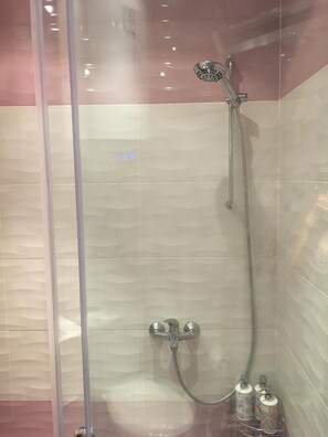 Dusche, Haartrockner, Bidet, Handtücher
