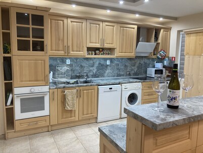 Koko's Spacious and Sunny Apartment