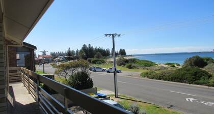 Upstairs Beachfront Unit in Central Location