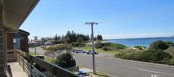 Upstairs Beachfront Unit in Central Location