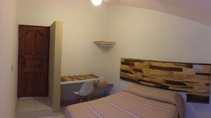 A small room with a bed, a desk, and a wooden headboard. - Perfect place for rest. Near to Oaxaca (Oaxaca)