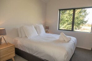 3 bedrooms, desk, soundproofing, iron/ironing board