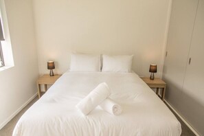 3 bedrooms, desk, soundproofing, iron/ironing board