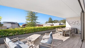 Outdoor dining - Quarterdeck 1 - Luxury Apartment Suits 2 Families (Avoca Beach)