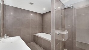 Bathtub - Quarterdeck 1 - Luxury Apartment Suits 2 Families (Avoca Beach)