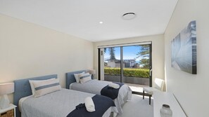 4 bedrooms, iron/ironing board, Internet, bed sheets - Quarterdeck 1 - Luxury Apartment Suits 2 Families (Avoca Beach)