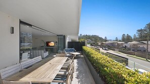Outdoor dining - Quarterdeck 1 - Luxury Apartment Suits 2 Families (Avoca Beach)