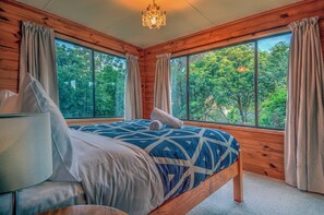 4 bedrooms, iron/ironing board, free WiFi, bed sheets - Beachcroft - Freycinet Holiday Houses (Coles Bay)