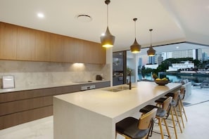冷蔵庫、電子レンジ、オーブン、コンロ