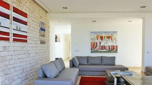 TV, caminetto, lettore DVD, libri