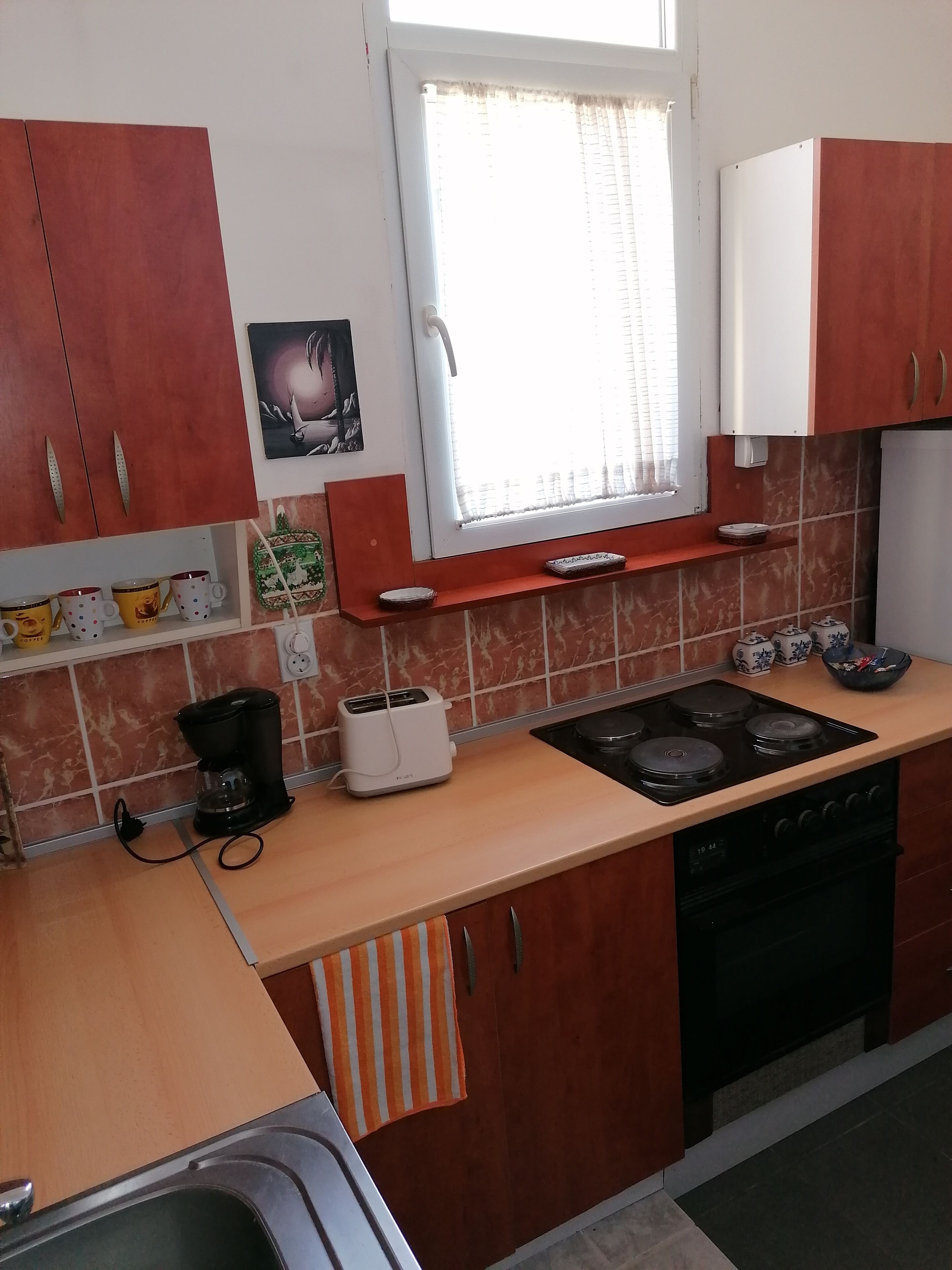 Kühlschrank, Mikrowelle, Wasserkocher mit Kaffee-/Teezubehör, Toaster