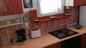 Kühlschrank, Mikrowelle, Wasserkocher mit Kaffee-/Teezubehör, Toaster