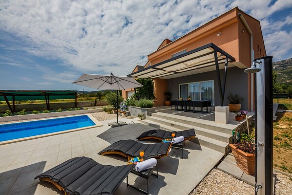 Outdoor dining - Villa Toni with swimming pool (Kaštel Stari)