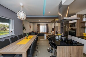 ثلاجة، ميكروويف، فرن، موقد طهي مسطح