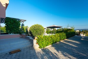 Property grounds - Villa Toni with swimming pool (Kaštel Stari)