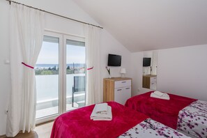 5 bedrooms, desk, iron/ironing board, travel cot - Villa Toni with swimming pool (Kaštel Stari)
