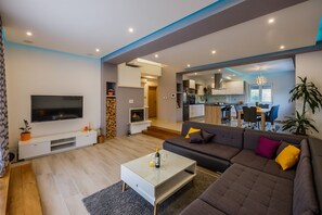 TV, fireplace, DVD player, ping pong - Villa Toni with swimming pool (Kaštel Stari)