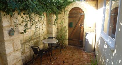 Funky large one bed apartment with balcony and great outdoor dinning