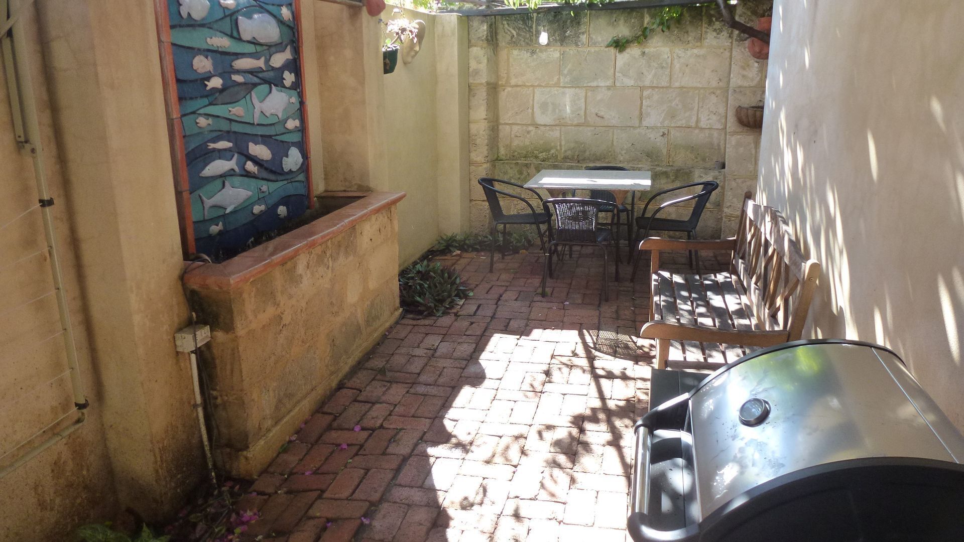 Funky large one bed apartment with balcony and great outdoor dinning — image 3