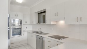 Micro-ondes, four, plaque de cuisson, lave-vaisselle